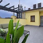 Rooftop Serenity 아파트 *